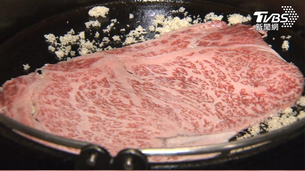 大安區頂級壽喜燒有關東風和關西風,和牛沾蛋也可搭配海膽。(圖/TVBS)