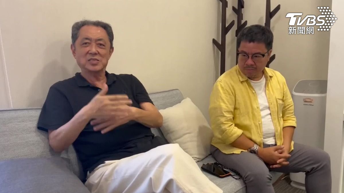 導演朱延平與國家影視廳中心董事長褚明仁受訪談顏正國。(圖/陳建嘉攝)