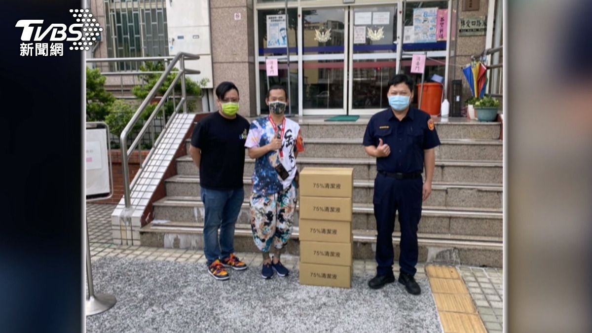 顏正國的熱心不僅限於賽車領域,疫情期間他還與車友們四處分送消毒液。(圖/TVBS)