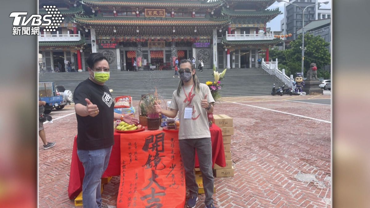 面帶微笑與粉絲互動。身形雖然明顯消瘦,卻難掩他對賽車的熱情。(圖/TVBS)