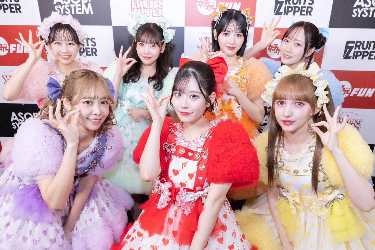 成員後排左起為松本歌鈴、櫻井優衣、鎮西壽壽歌、真中茉奈，前排左起為仲川瑠夏、月足天音、早瀨諾艾爾。（圖／好玩專賣店提供）