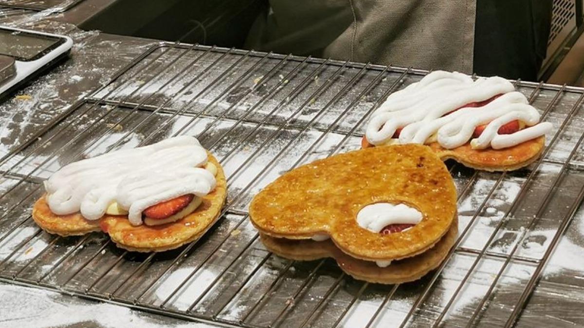 草莓澎派千層派超級酥脆,中間夾入卡士達、草莓、日本鮮奶油。(圖/棉花糖的天空提供)