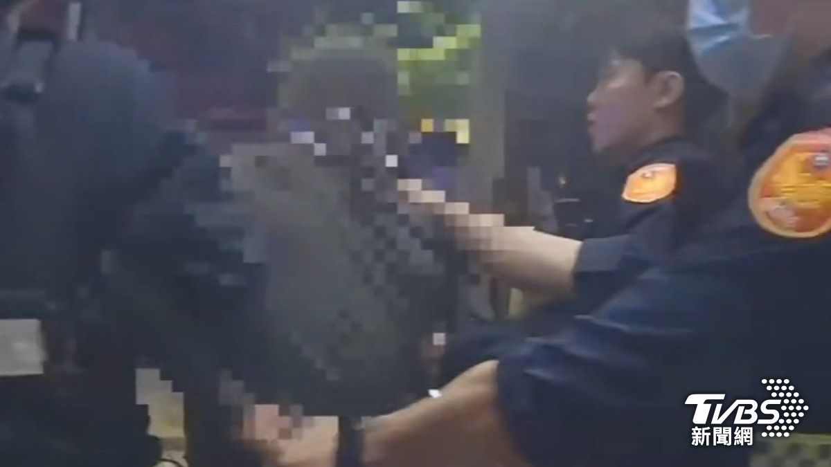 襲警還扯「防彈背心」，上警車踹破擋板，男妨害公務遭逮。（圖／TVBS）