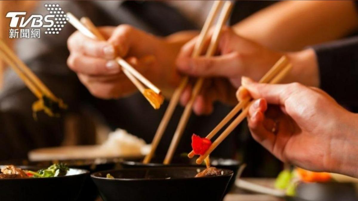 用非慣用手吃飯會讓你咀嚼次數變多,進而降低食欲。(示意圖/shutterstock達志影像)