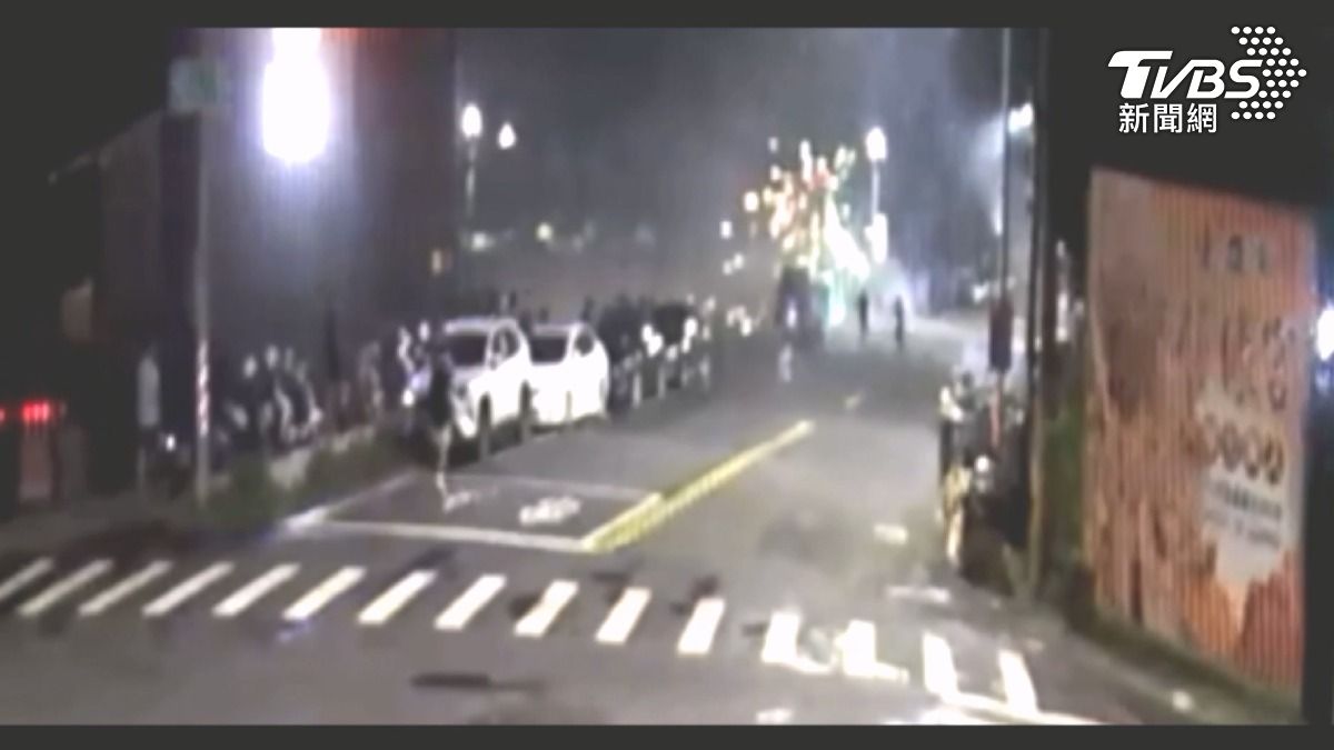中秋節過後,高雄市凌晨一點多,還有7名年輕人當街玩炮戰,被巡邏員警到場活逮。(圖/TVBS)