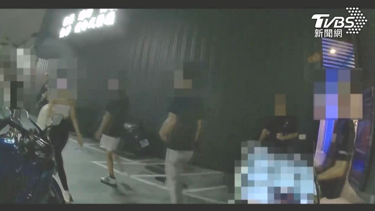 7名20歲上下男女,用煙火當街打炮戰,還想續攤唱歌,被巡邏員警到場活逮。(圖/TVBS)