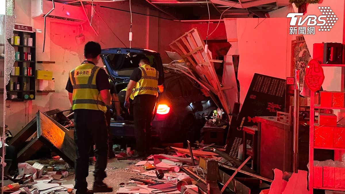 台中轎車暴衝民宅!8旬婦睡夢中被撞死 闖禍駕駛頭破血流