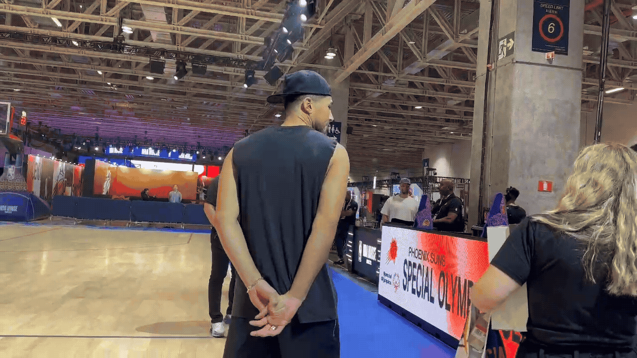 太陽隊核心德文·布克(Devin Booker)抵達公益活動現場。(圖/TVBS)