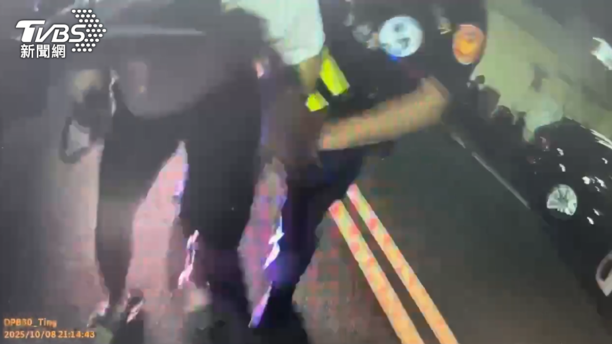 外籍移工手拿黑色包包從超商衝出來，巡邏員警緊追在後，雙方在大街上上演你追我跑,最後在超商前遭警制伏壓制上銬（圖／TVBS