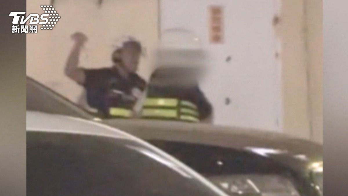 至於員警抓捕過程以手銬敲頭，執法過程是否有瑕疵仍有待釐清。（圖／TVBS）