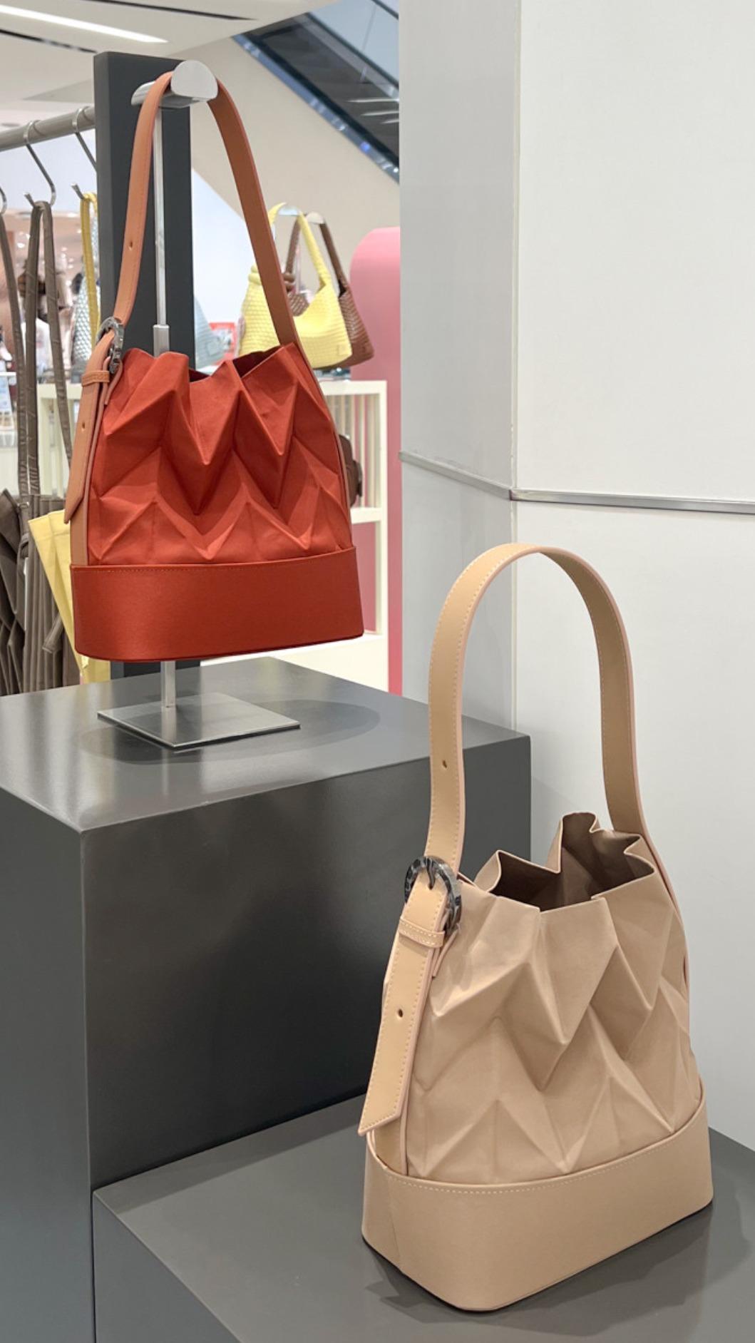 品牌最具代表性的 W-Pleated 鑽石包。(圖/翻攝自IG@pavistudio)