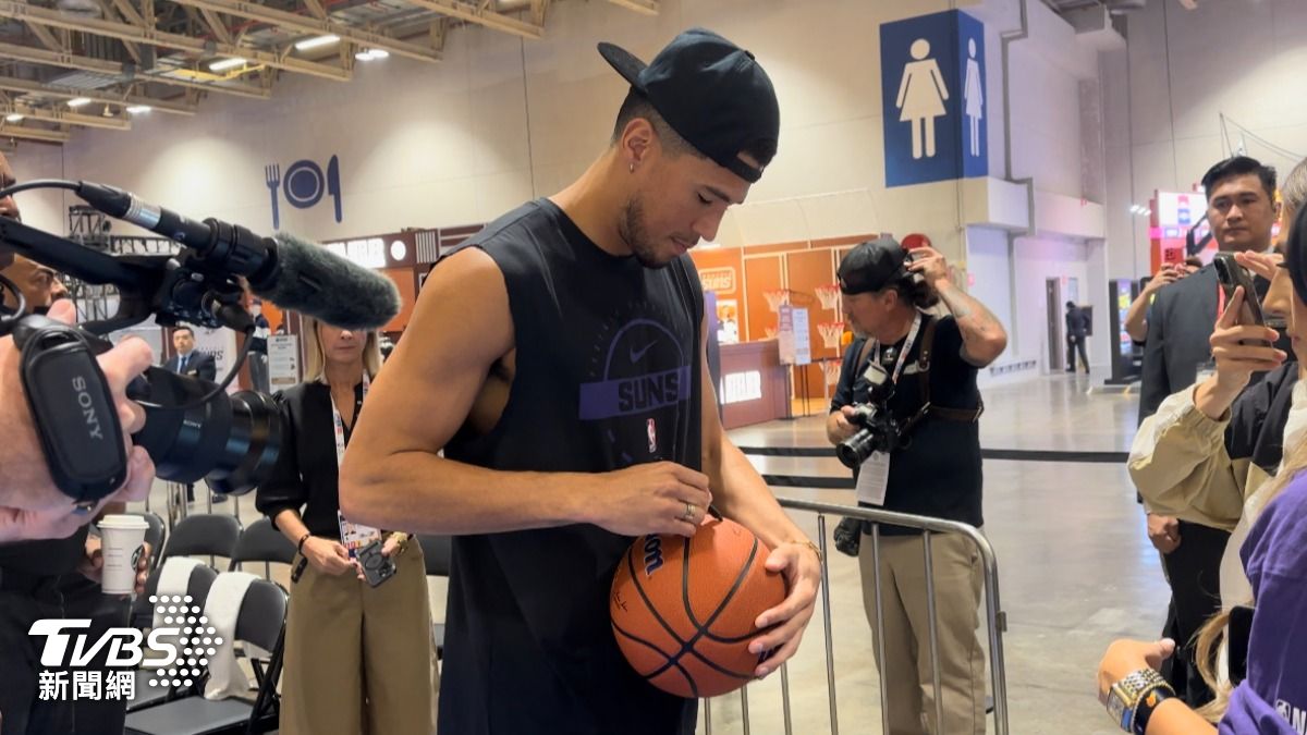 NBA中國賽/直擊!太陽隊球星布克現身澳門 簽名合照還送鞋