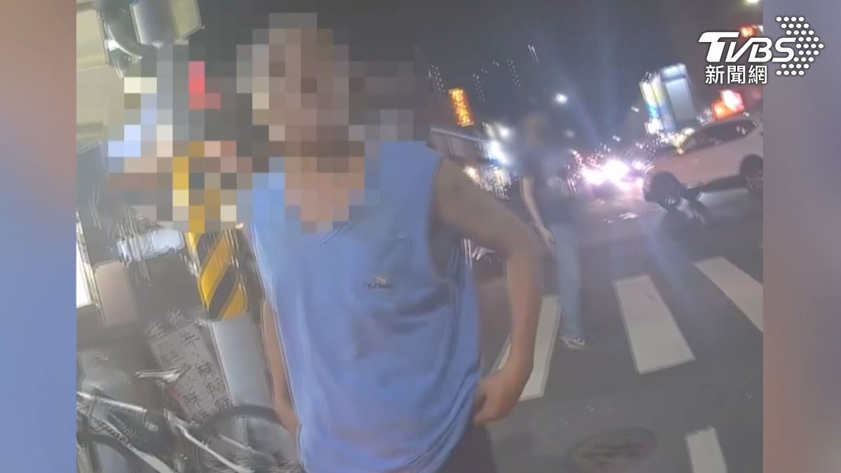 阿伯不滿女警取締違停，這警笛聲太大，吵到他吃飯了，他竟然衝上前咆哮，甚至出手要攻擊女警（圖／TVBS）
