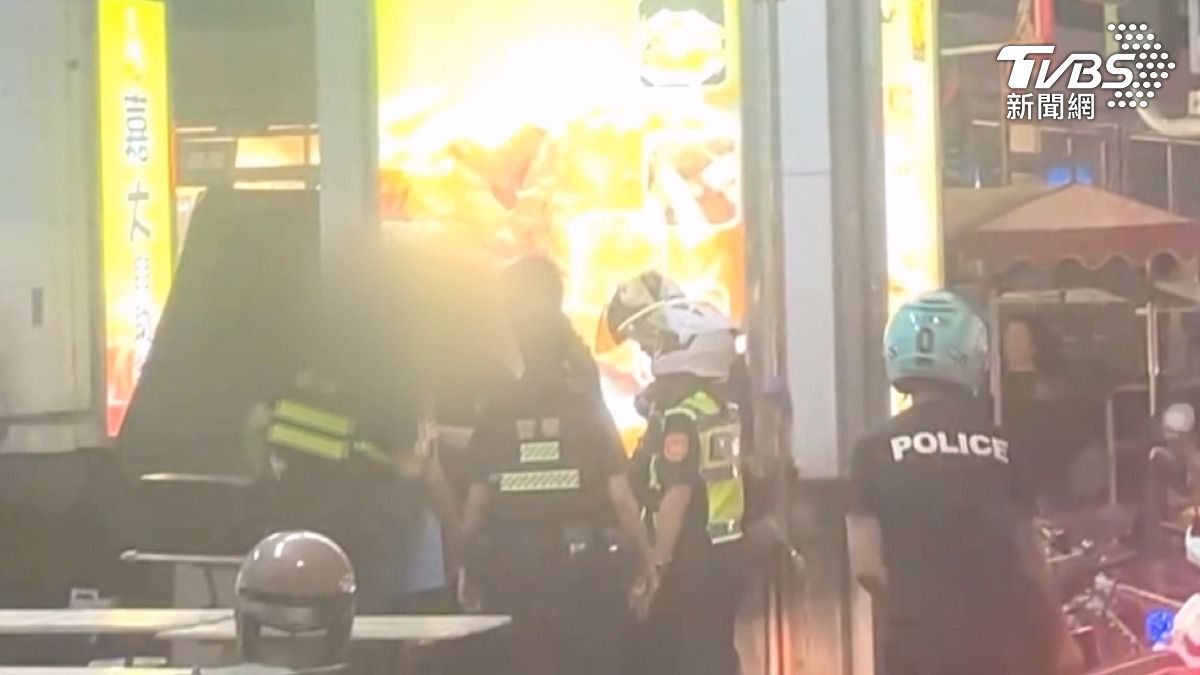 感覺被警笛吵到的阿伯情緒激動，面對大批員警，仍然不肯配合，還亂報姓名身分，最後將他依照妨害公務來法辦（圖／TVBS）