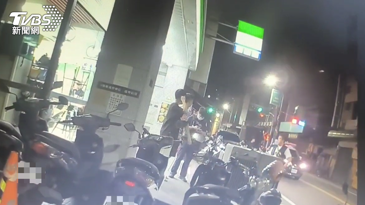 警方到場後,僅剩2人在超商。(圖/TVBS)