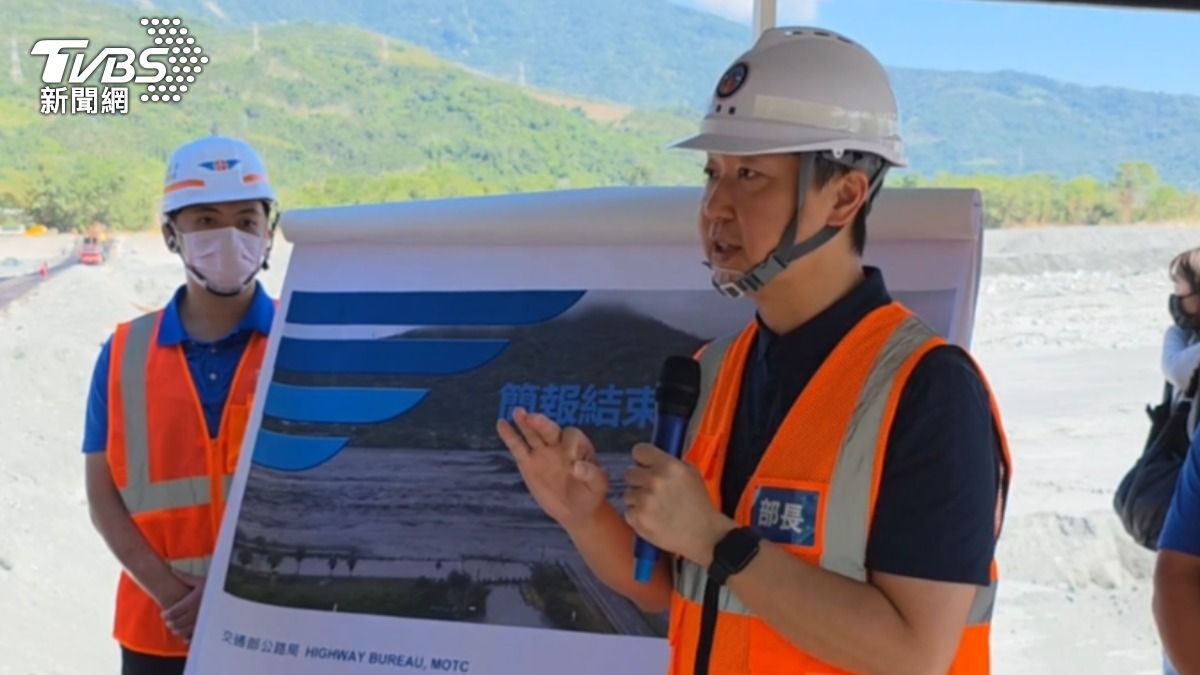 交通部長陳世凱親自到場說明便道現況。（圖／TVBS）
