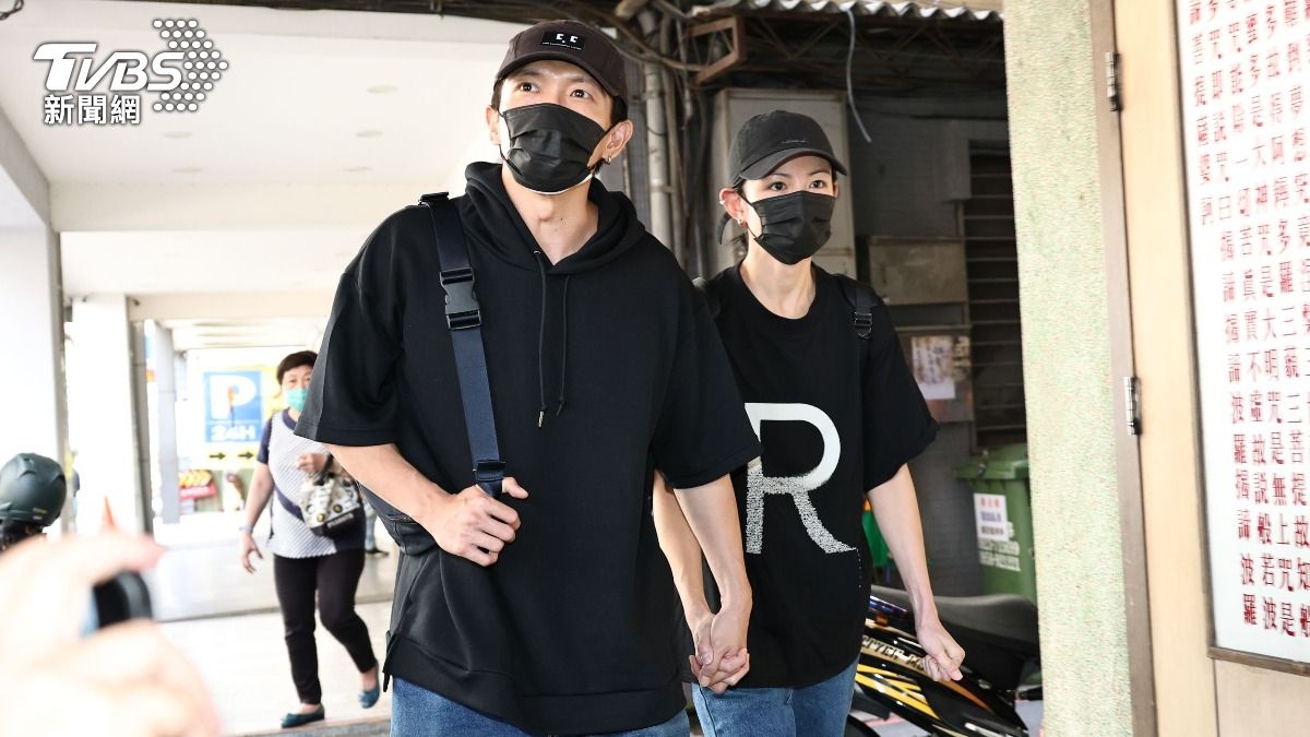 直擊/連續2天最早到! 李千娜、黃尚禾夫妻赴「媒人」顏正國靈堂幫忙