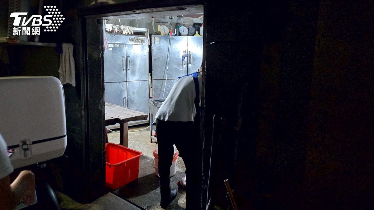 台北市衛生局前往利太肉店查封問題豬大腸。（圖／台北市衛生局提供）
