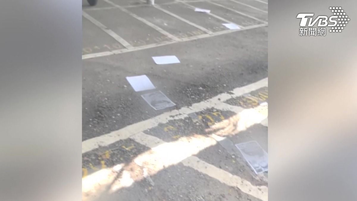 成大醫院附近的停車場,地上被灑了好幾張的傳單,上面指控他毒駕撞死人,在二寮無照亂飆車(圖/翻攝Threads_shen11_.12)