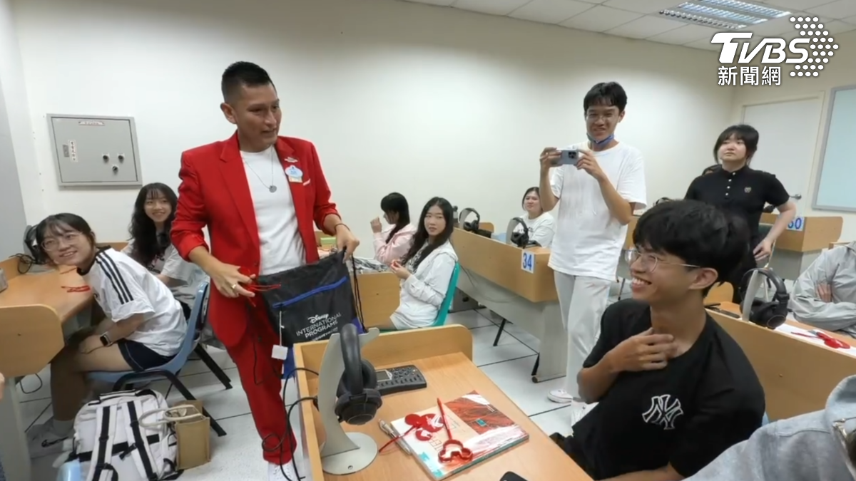 國際人力招募部顧問 Roy:看中高餐大有專業的餐旅技能,而迪士尼這次招募的工讀生,每週工時至少30小時,最多則到37.5小時,時薪換算台幣約550元(圖/TVBS)