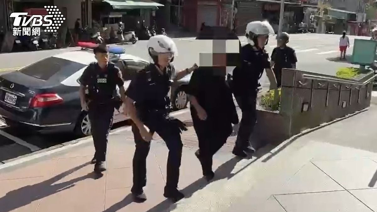 7旬老翁持刀砍傷女友。(圖/TVBS)