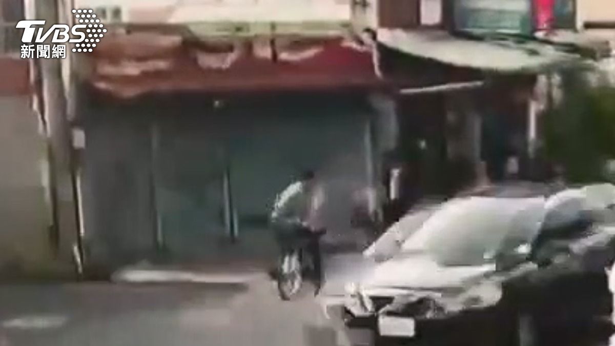 竊賊鎖定冷氣行,闖進屋內搜刮金飾。 (圖/TVBS)