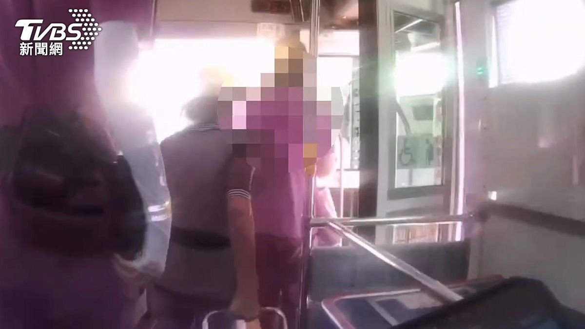 男乘客和婦人在公車上爆發口角，司機調解不成，把車開到派出所。 (圖／TVBS)