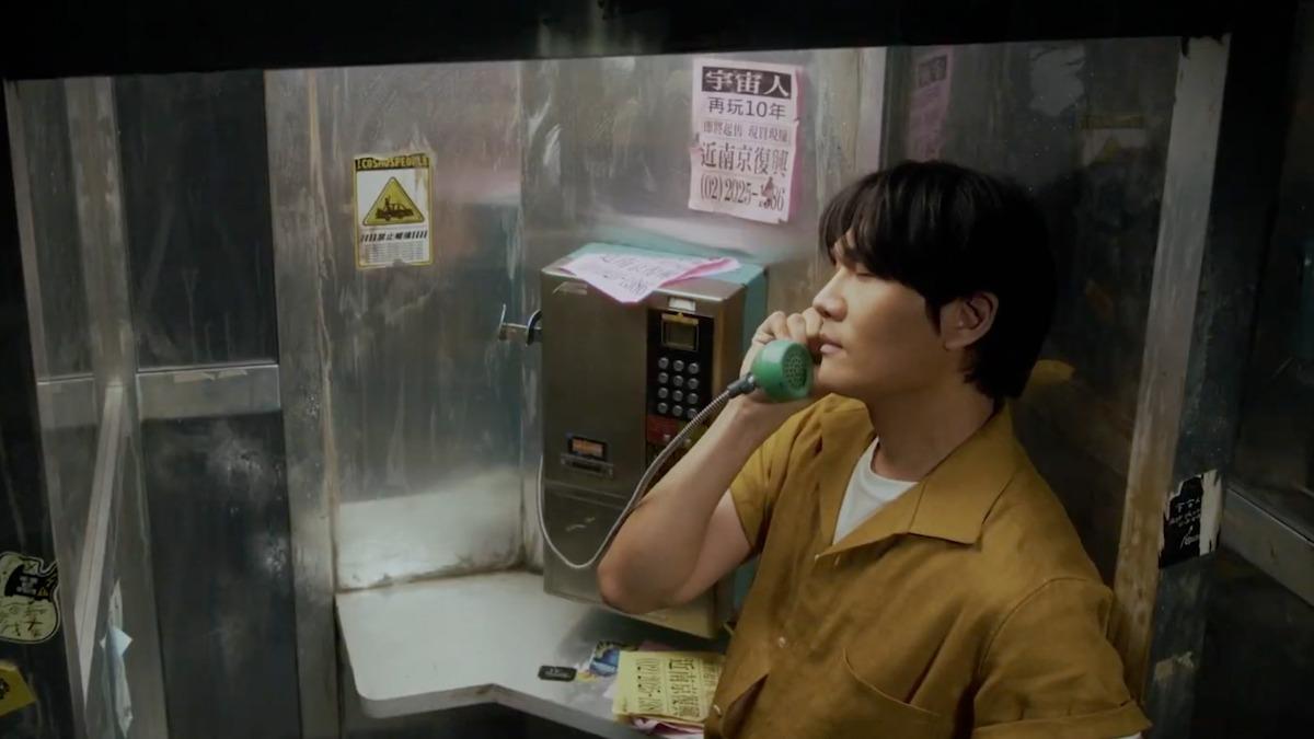 小玉笑說想打電話給過去的自己,除了送上鼓勵,不忘提醒要買台積電。(圖/相信音樂提供)