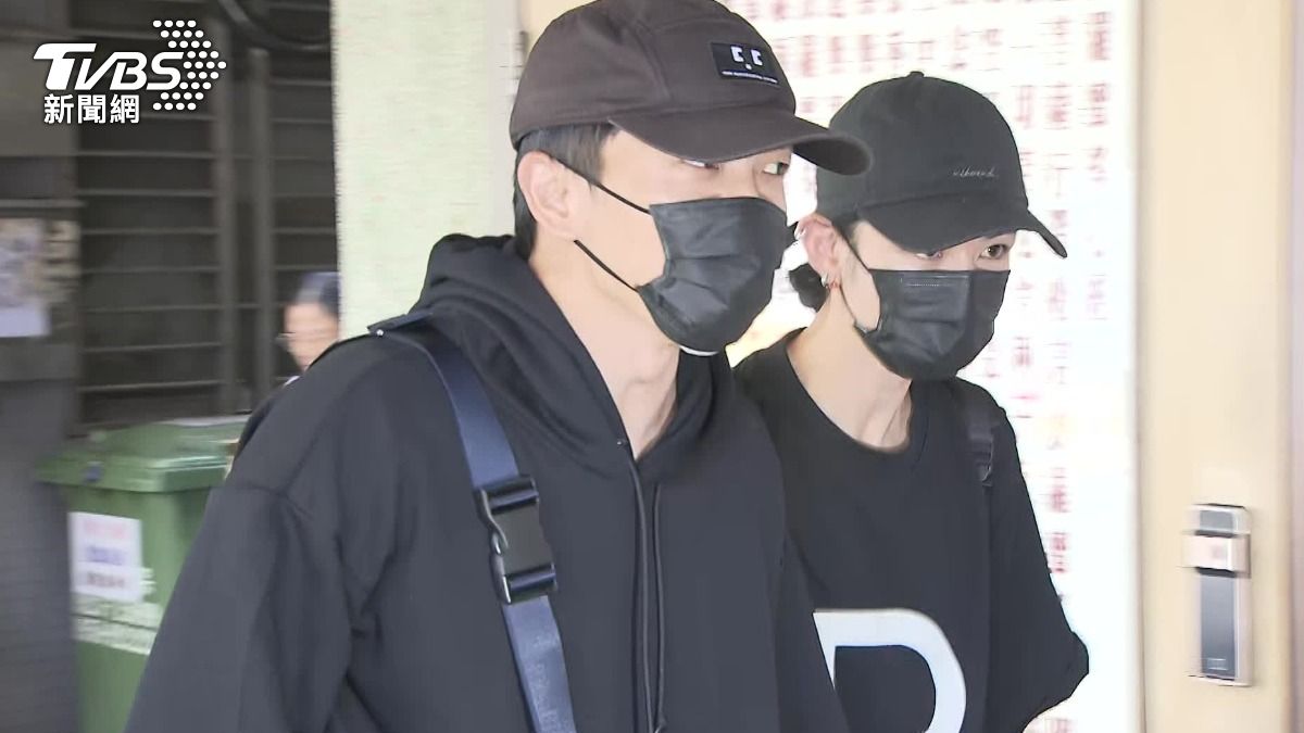 顏正國生前好友黃尚禾、李千娜連續兩天現身葬儀社。（圖／TVBS）