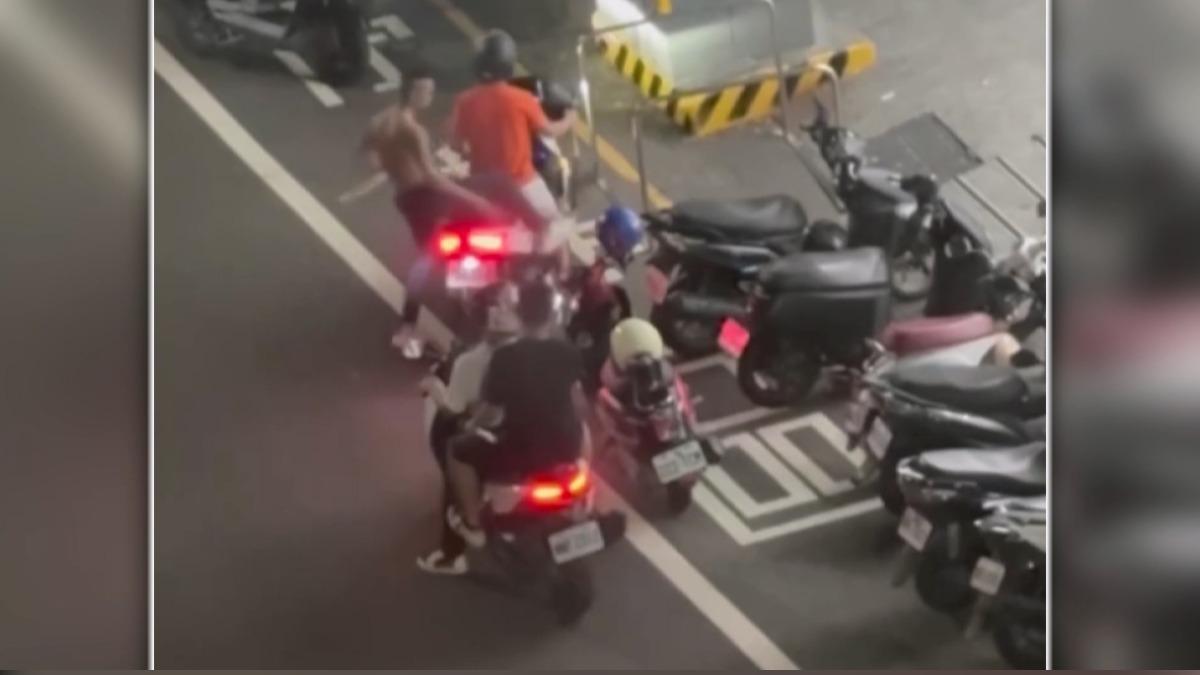 太平深夜爆衝突 9青年超商前球棒鬥毆。(圖/民眾提供)