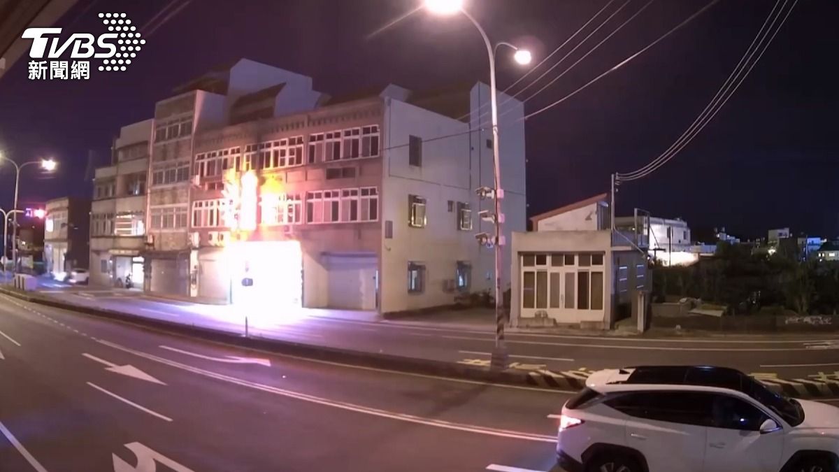 15歲少年騎電動二輪車闖燈!撞車「腿骨折」 車殼全碎。(圖/TVBS)