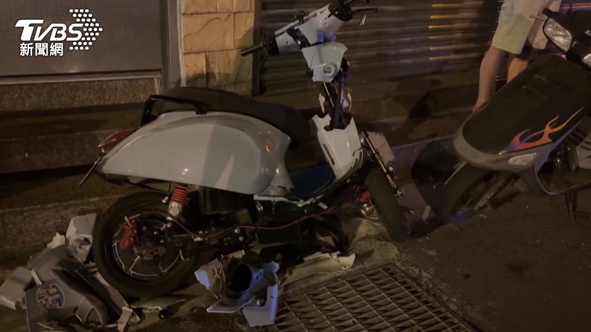 15歲少年闖燈 電動二輪車撞車腿骨折。(圖/TVBS)