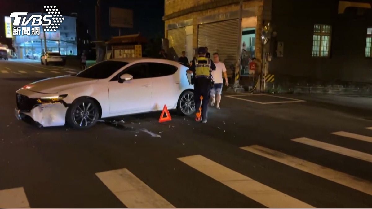 少年騎電動車闖紅燈 撞轎車右腿骨折。(圖/TVBS)