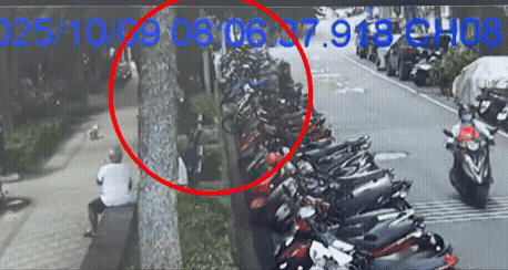 監視器拍下老翁砍人的過程。(圖/TVBS)