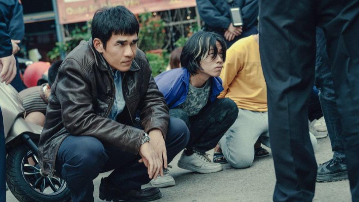 楊一展在《化外之醫》裡演一名移工仲介。(圖/公視、中華電信、瀚草文創提供)