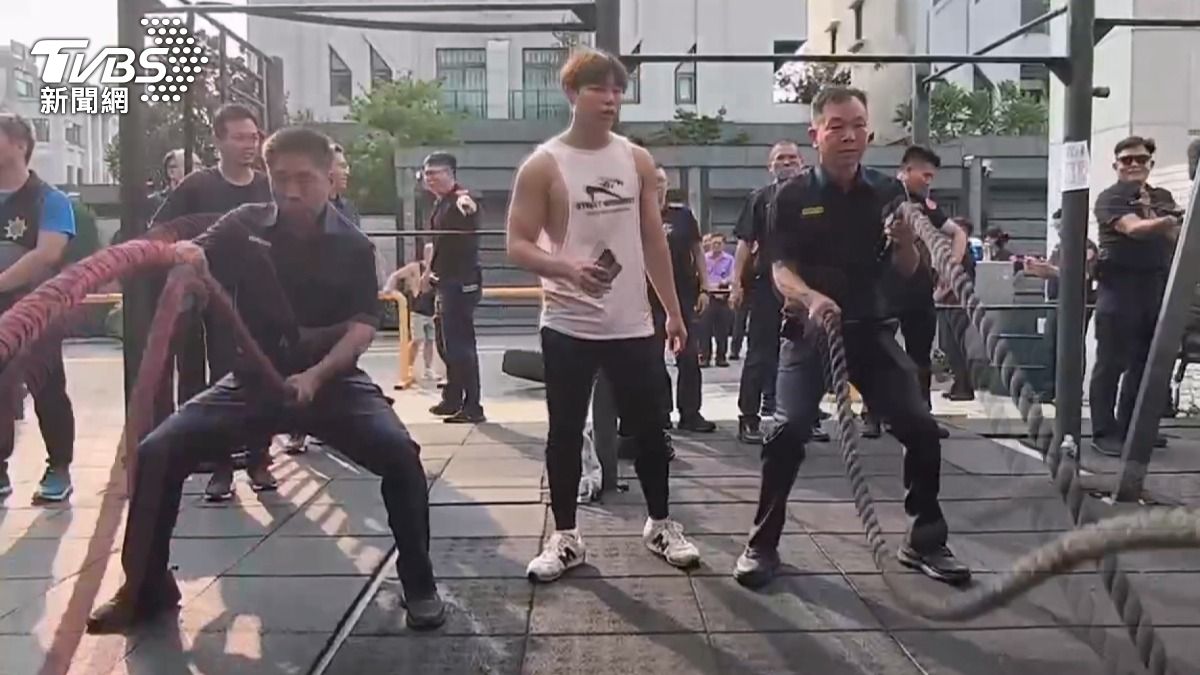 台中市警第五分局與轄區健身房攜手合作15個健身關卡。(圖/TVBS)