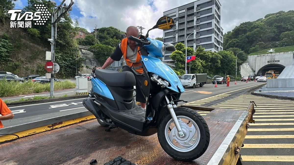 騎士車輛後照鏡撞歪。（圖／TVBS）