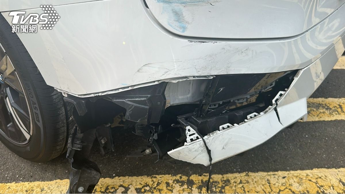 一輛轎車遭騎士追撞，車頭嚴重毀損。（圖／TVBS）