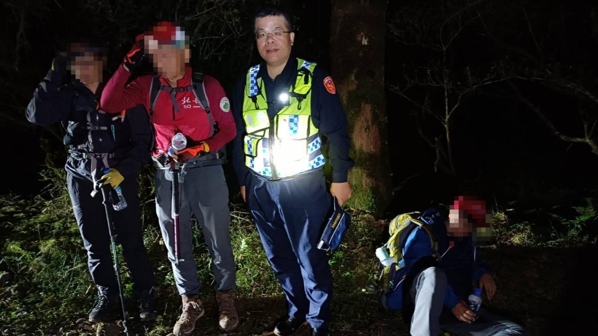 【登山驚魂】腳傷受困高山夜冷霧濃 警不放棄尋回人。(圖/三星分局)