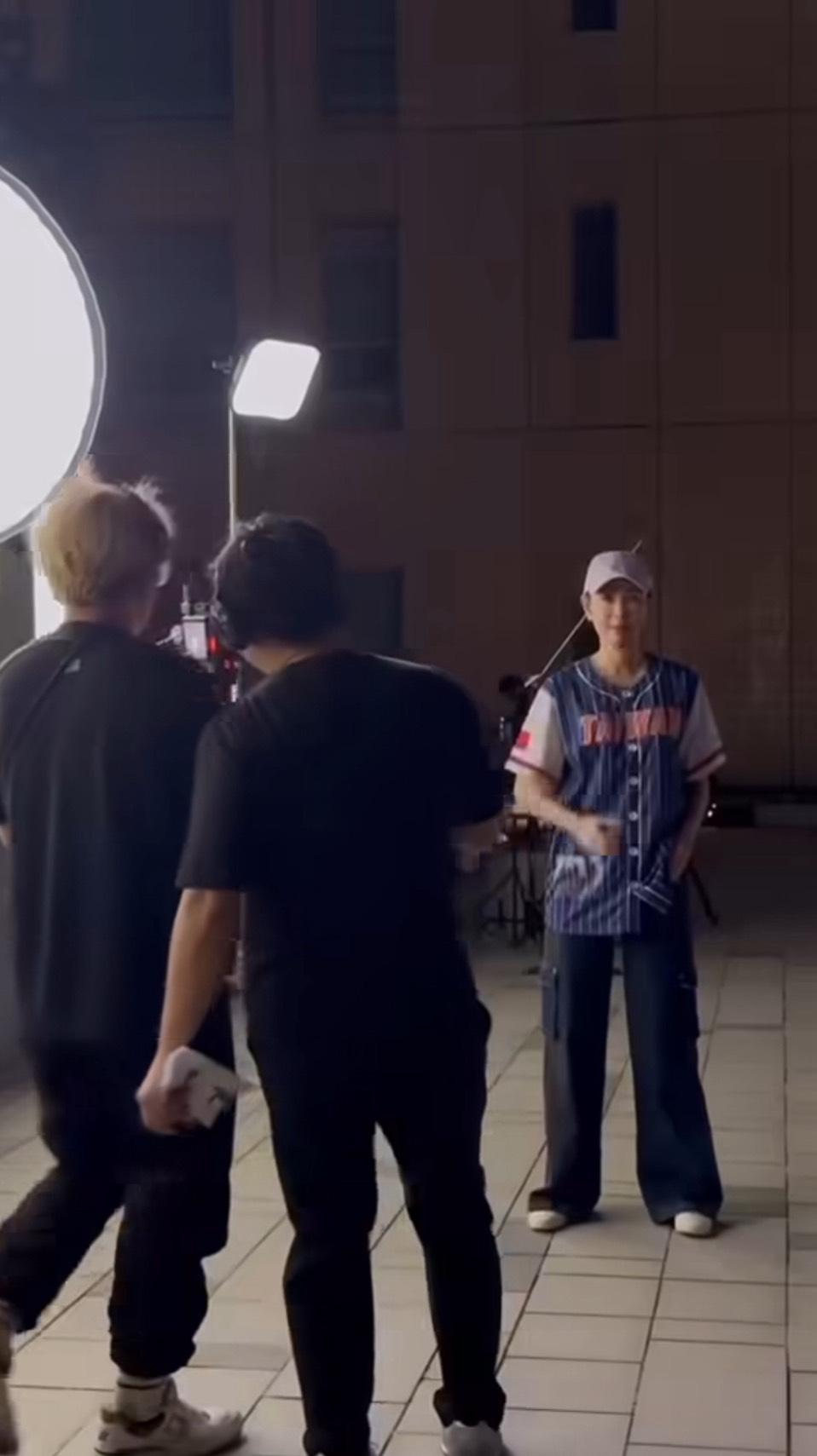 賈永婕與團隊在半夜進行國慶煙火預演。（圖／翻攝自賈永婕臉書）
