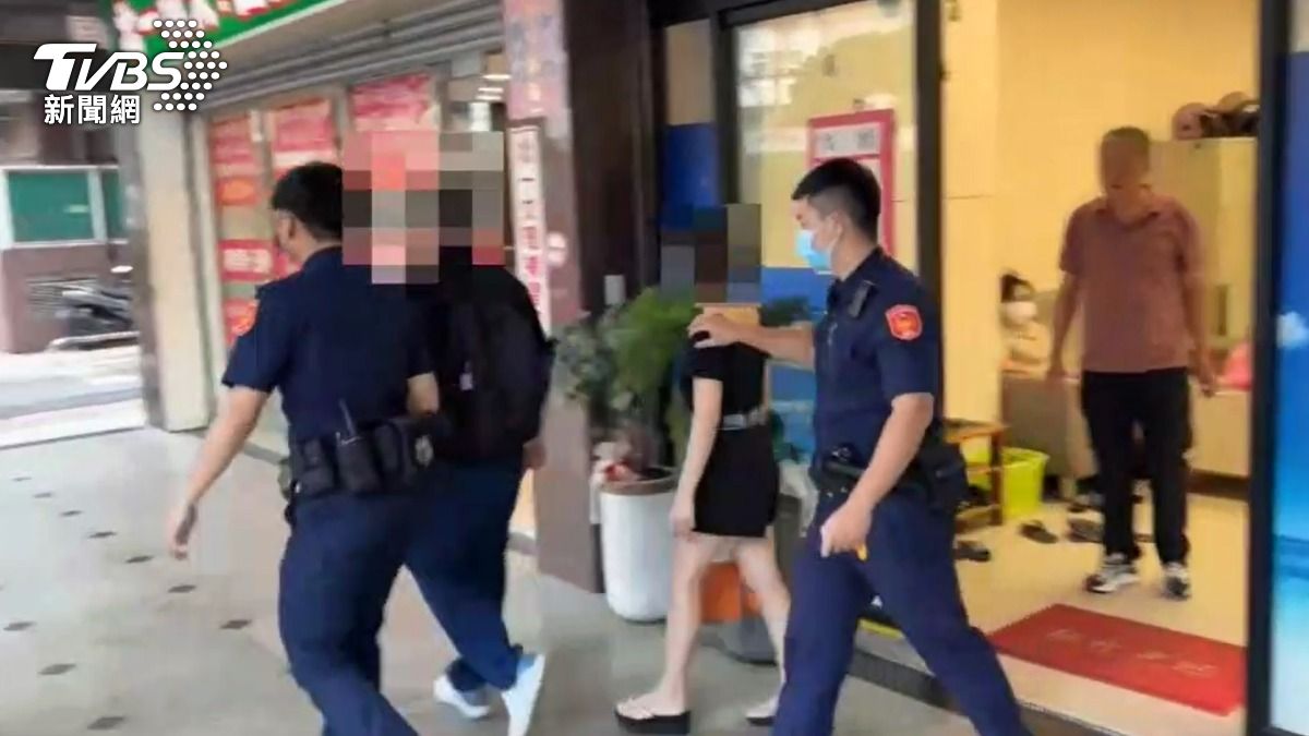 警方逮捕養生館負責人、男客、外籍女按摩師等11人。（圖／TVBS）