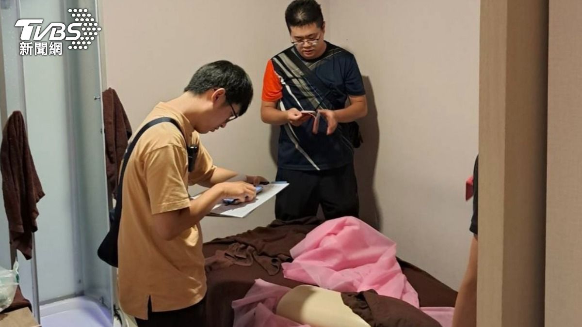 警方逮捕養生館負責人、男客、外籍女按摩師等11人。（圖／TVBS）