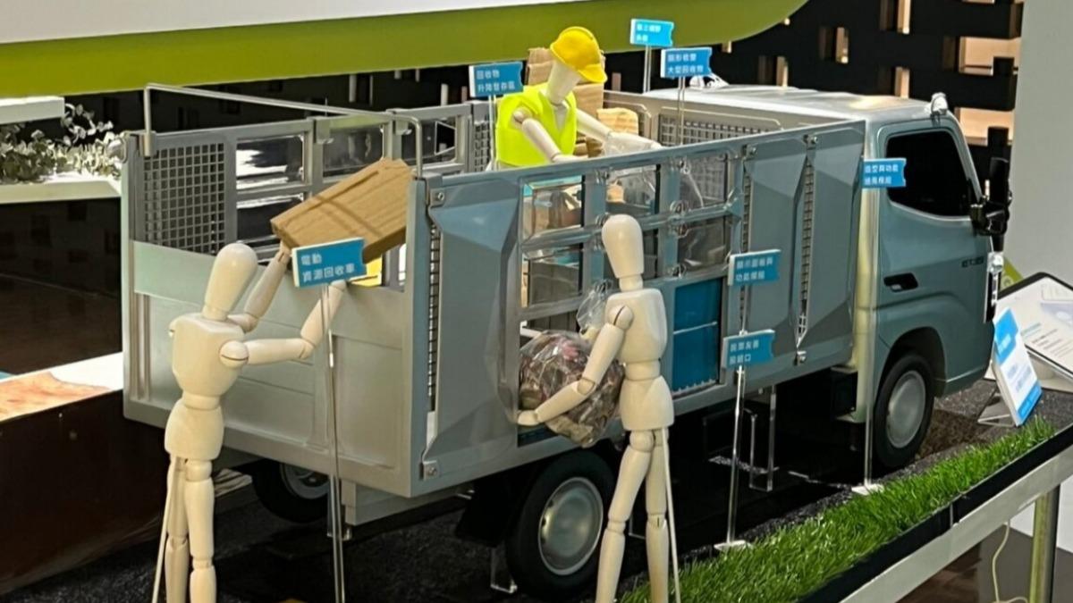 ET35資源回收車的車廂外側設有多個低位投遞口，不需抬高回收物即可輕鬆投放。（圖／中華汽車提供）