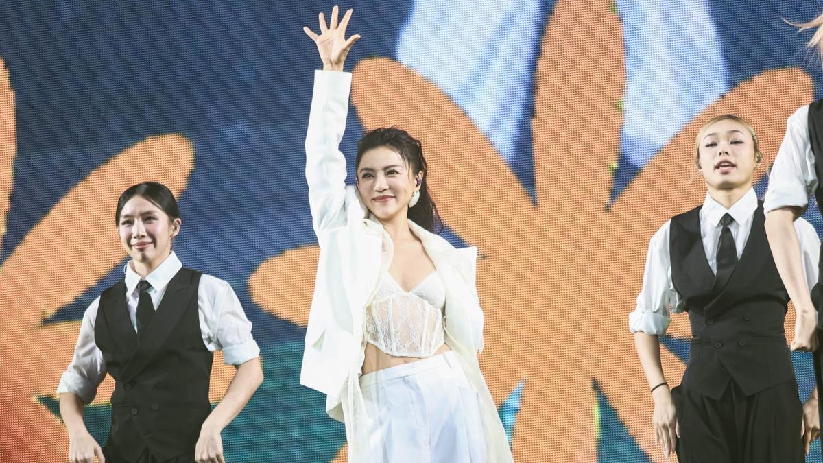 丁噹辣翻了!唱跳男神組曲「透視蕾絲被看光」 小巨蛋完售加賣包廂