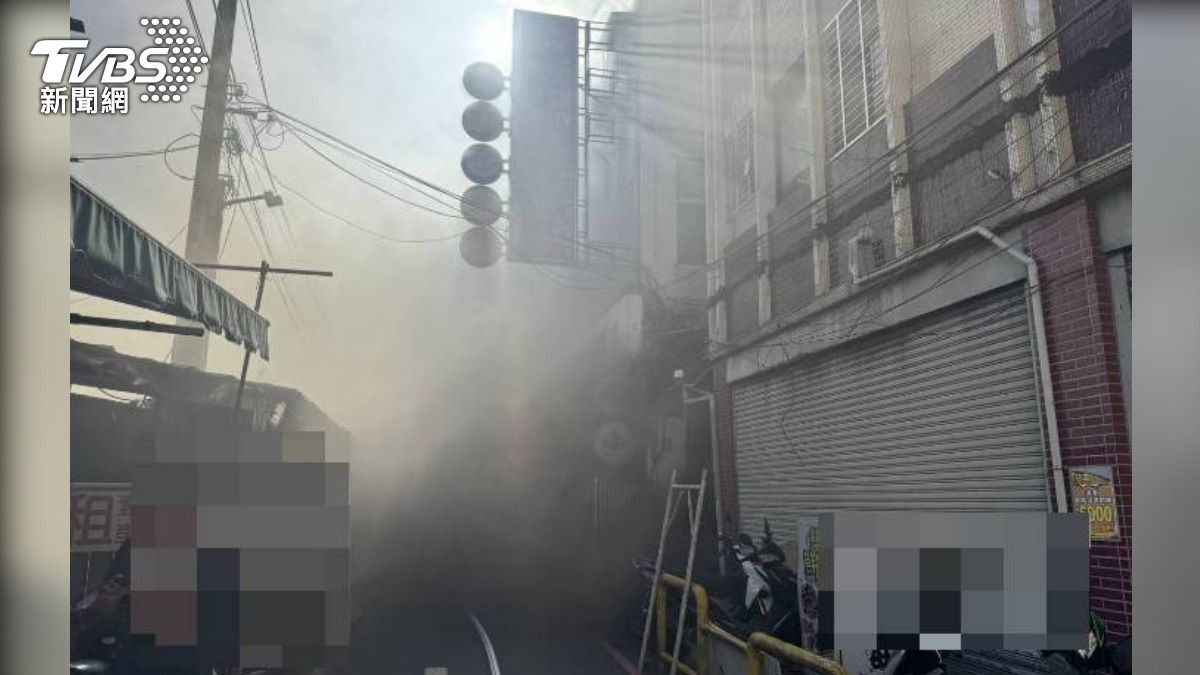 快訊/疑雜草延燒!泰山鐵皮倉庫大火濃煙狂竄 百名警消搶救中