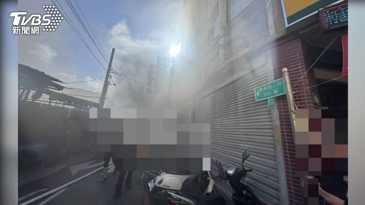 新北泰山鐵皮倉庫發生火警,現場濃煙密布。(圖/TVBS)