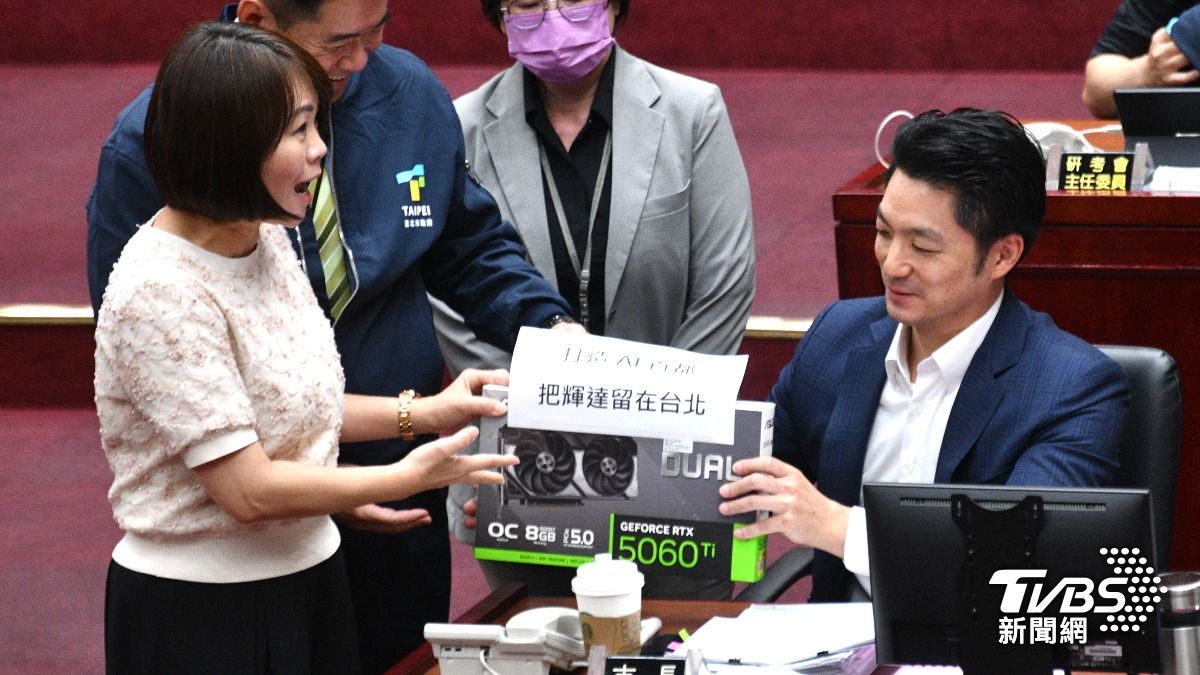 蔣萬安拿到輝達顯示卡笑容滿面。(圖/胡瑞麒攝)