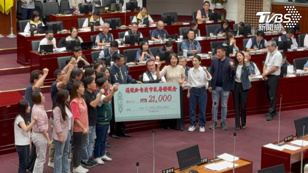 民進黨團送蔣萬安大張支票。(圖/陳怡潔攝)