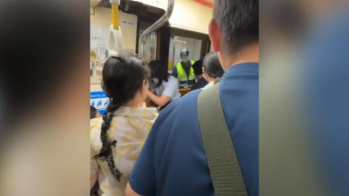 北捷車門卡住,站長和不少民眾都在幫忙拉門。(圖/@bolt_che授權提供)
