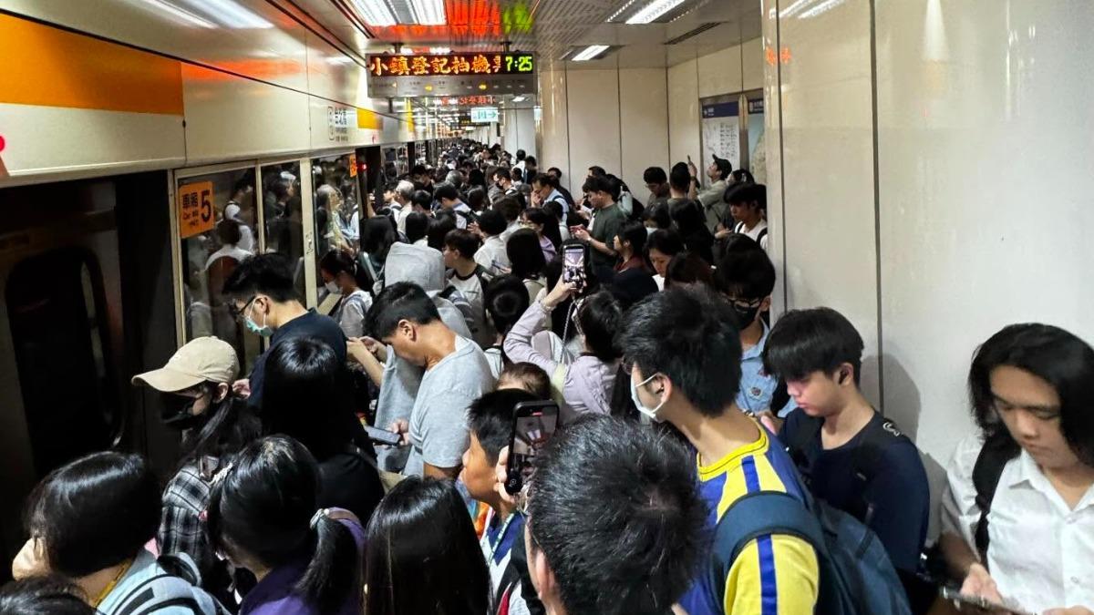 北捷台北橋站,上千人被請下車改搭下一班。(圖/@gordon._.190授權提供)